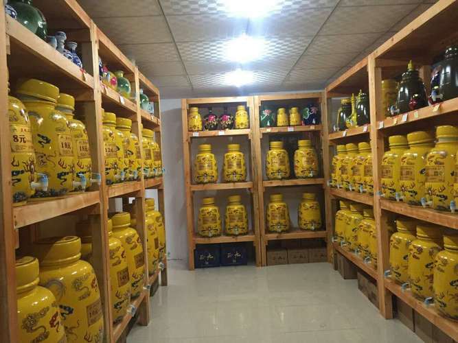 古荥镇黄河桥村,旗下品牌是神童窖活酒馆,主要经营高档红高粱散白酒